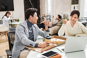 青年商务团队在办公室里用餐图片