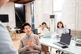 青年商务团队开会图片