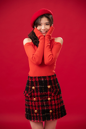 穿红色衣服的青年女人肖像