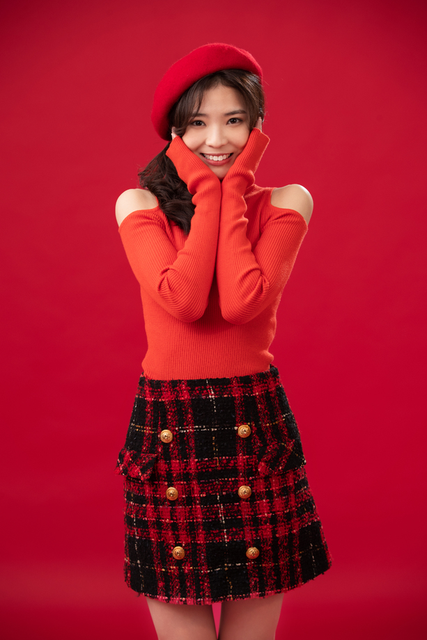 穿红色衣服的青年女人肖像 穿红色衣服的青年女人肖像