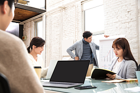 青年商务团队开会照片