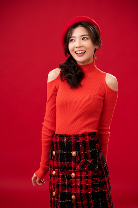 穿红色衣服的青年女人肖像