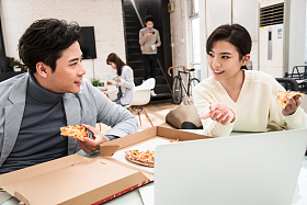 青年商务团队在办公室里用餐图片