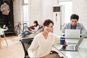 青年商务人士在办公室里工作