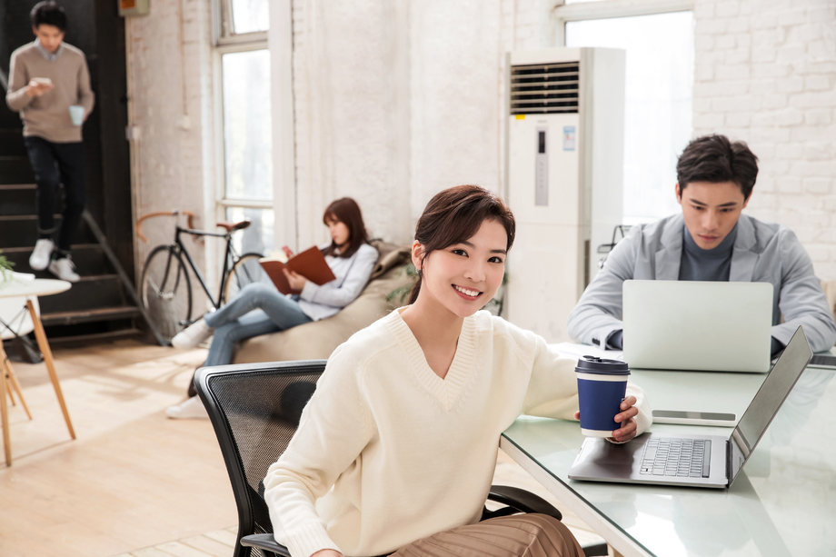 青年商务人士在办公室里工作 青年商务人士在办公室里工作