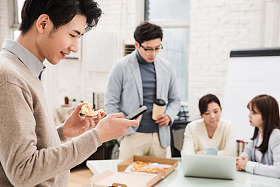 青年商务团队边用餐边工作图片