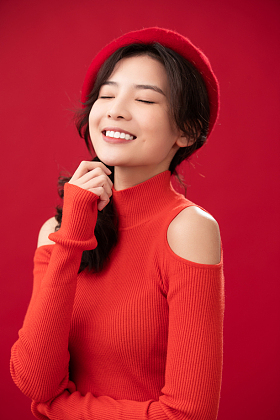 穿红色衣服的青年女人肖像