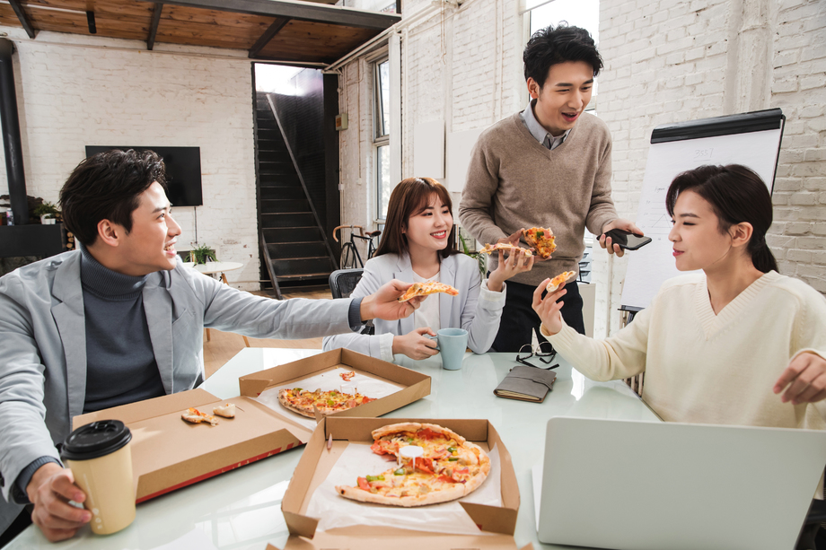 青年商务团队在办公室里用餐 青年商务团队在办公室里用餐