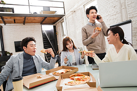 青年商务团队在办公室里用餐