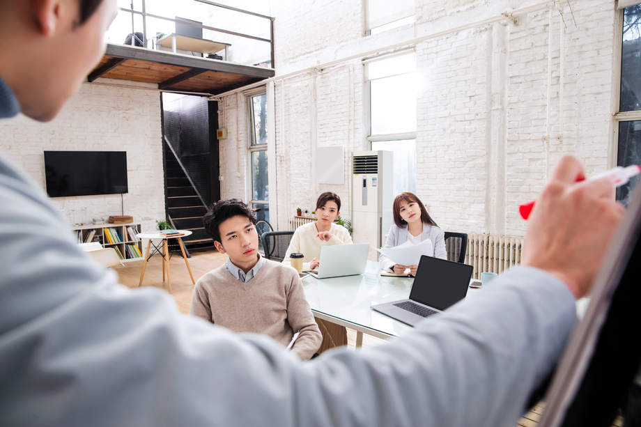 青年商务团队开 青年商务团队开