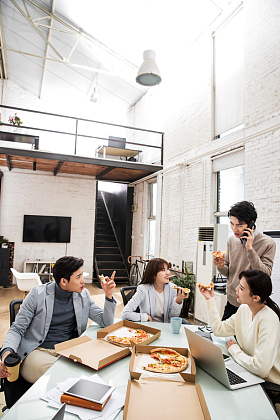 青年商务团队在办公室里用餐图片