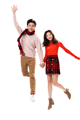 欢乐的青年情侣手牵手图片