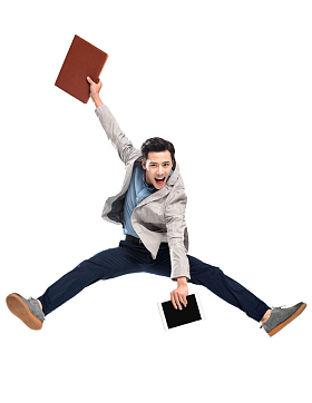 快乐跳跃的青年商务男士