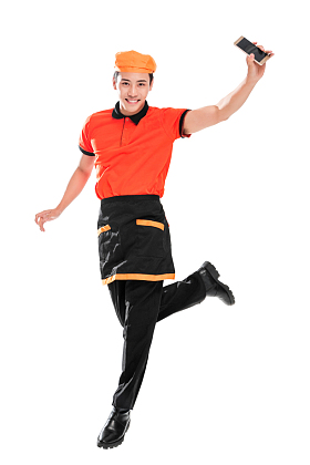 年轻的餐厅服务员拿着手机图片