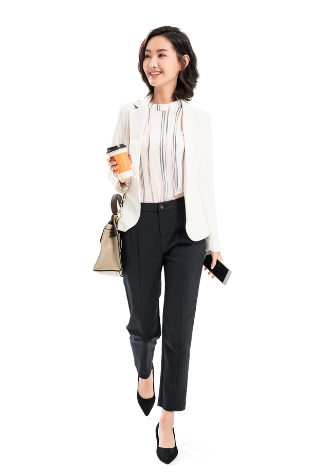 拿着咖啡杯的年轻商务女士图片 拿着咖啡杯的年轻商务女士图片