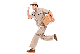 年轻的快递员奔跑着工作图片