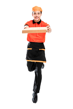 年轻的披萨店服务员