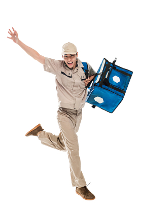 年轻的外卖快递员奔跑着送餐