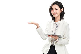拿着平板电脑的年轻女白领图片