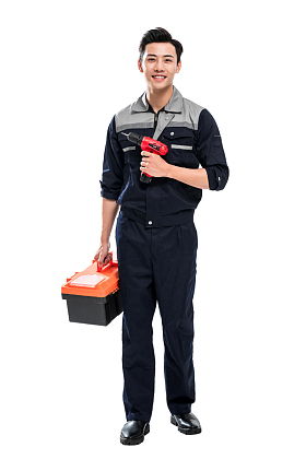青年男修理工拿着工具图片