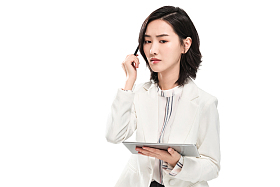 使用平板电脑的年轻女白领