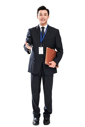 拿着汽车钥匙的青年销售人员照片