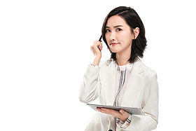 使用平板电脑的年轻女白领图片