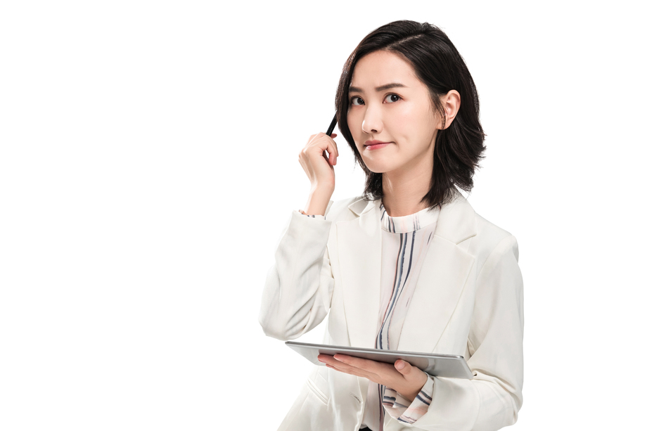 使用平板电脑的年轻女白领图片 使用平板电脑的年轻女白领图片