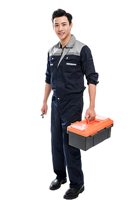 青年男修理工拿着工具图片