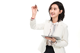 使用平板电脑的年轻女白领照片