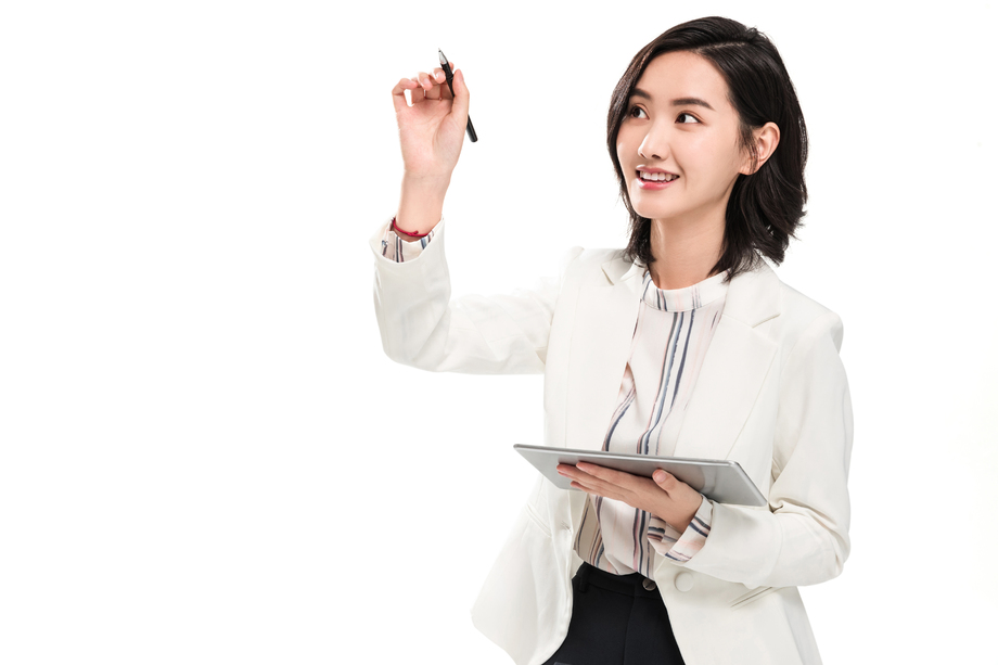 使用平板电脑的年轻女白领照片 使用平板电脑的年轻女白领照片