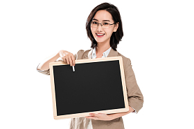 青年女教师拿着黑板图片