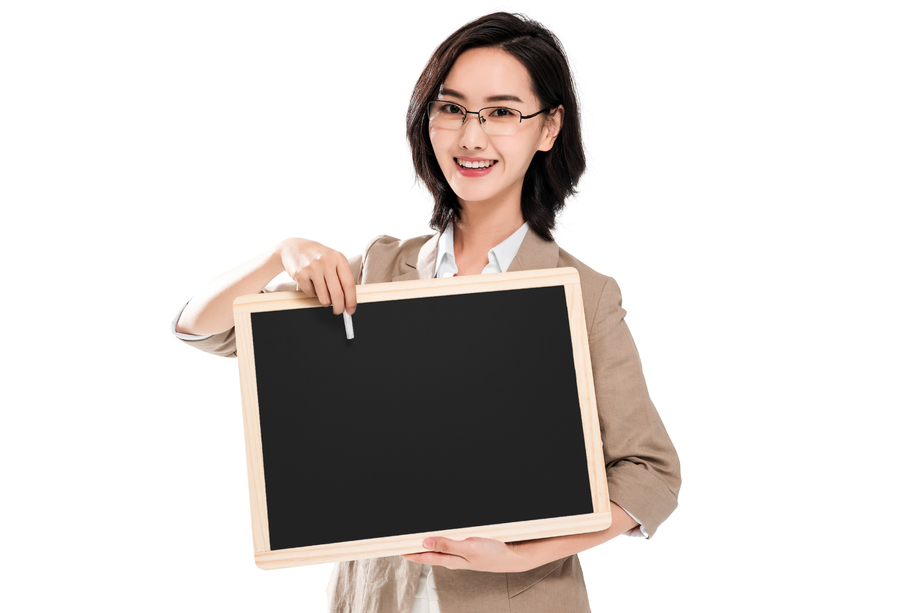 青年女教师拿着黑板图片