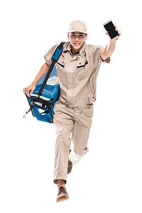 年轻的外卖快递员奔跑着送餐照片