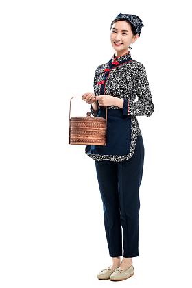 拿着篮子的餐厅服务员图片