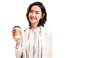 拿着咖啡杯的年轻商务女士图片