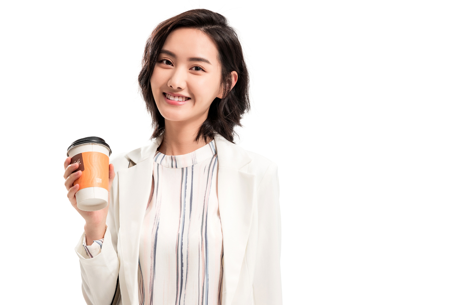 拿着咖啡杯的年轻商务女士图片