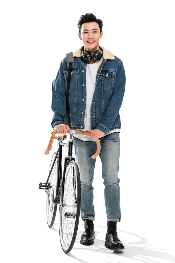 推着自行车的青年大学生照片 推着自行车的青年大学生照片