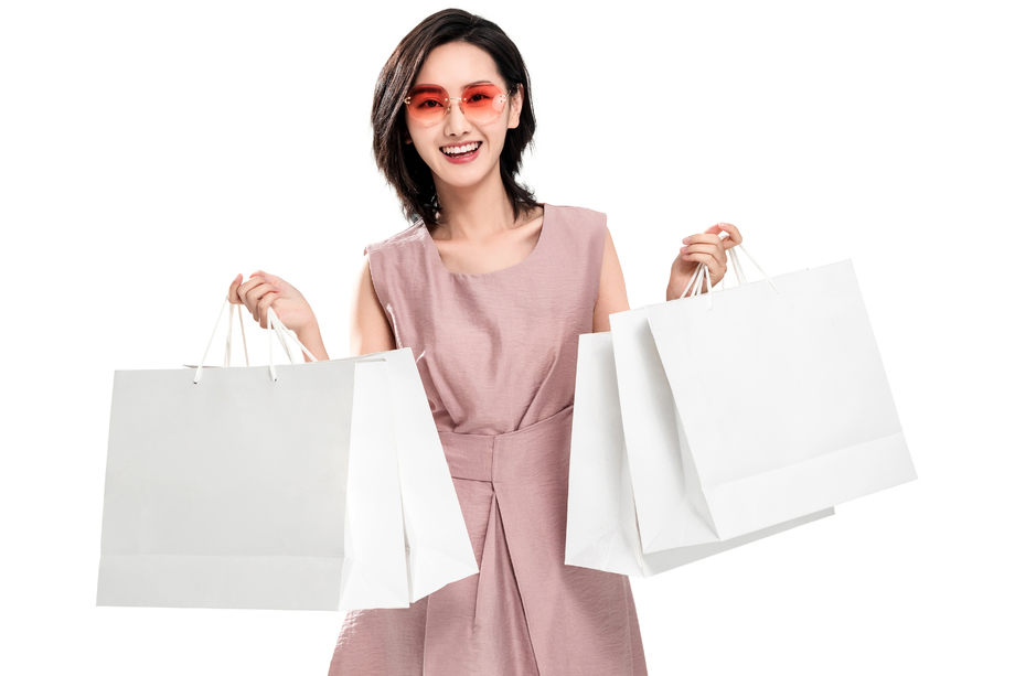 青年女性快乐购物图片
