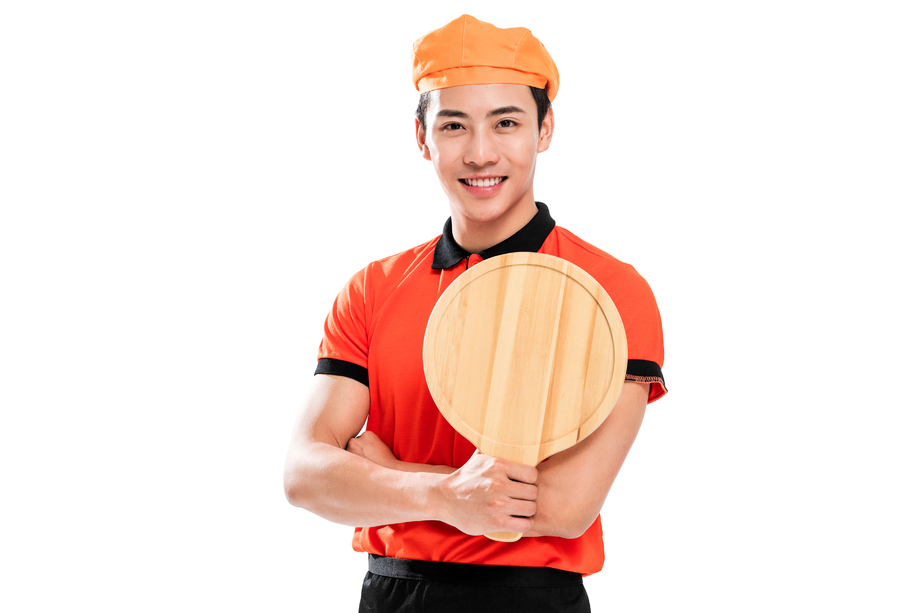 自信的年轻披萨店服务员 自信的年轻披萨店服务员