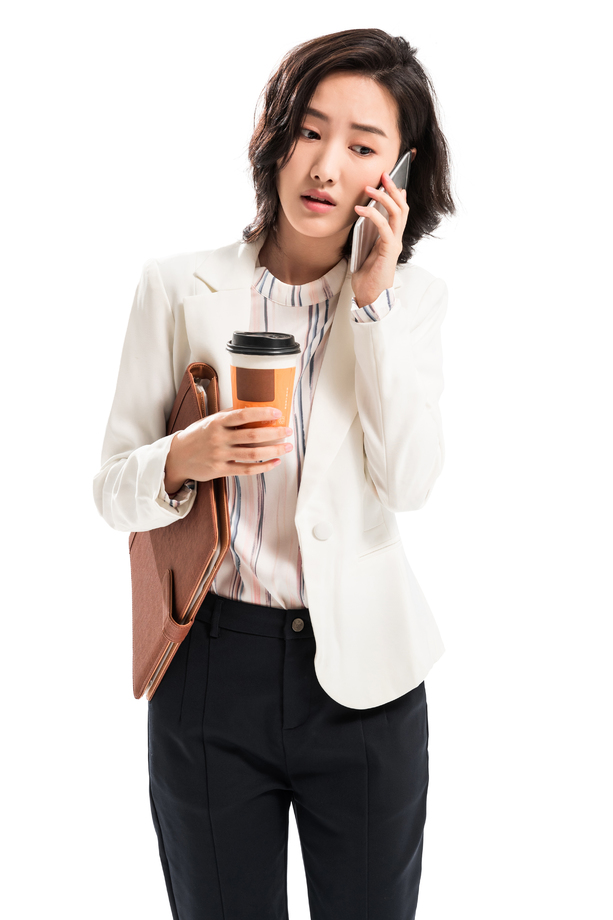 拿着咖啡打电话的年轻商务女性 拿着咖啡打电话的年轻商务女性