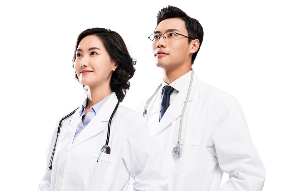 自信的两位青年医生 自信的两位青年医生