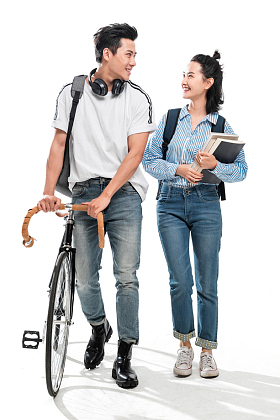 边走路边说话的青年大学生图片