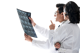 青年医生拿着X光片讨论图片