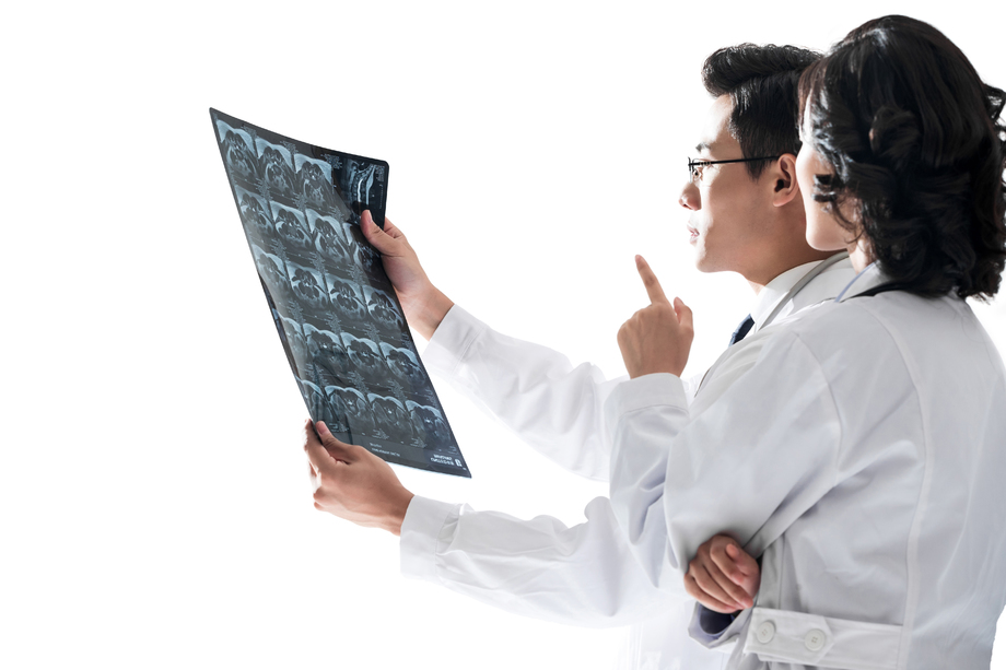 青年医生拿着X光片讨论图片 青年医生拿着X光片讨论图片