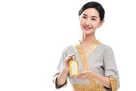 美容院里的青年美容师图片