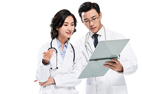 两位青年医生拿着病历讨论图片