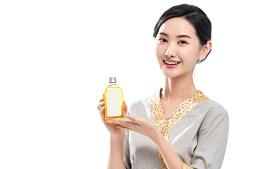 美容院里的青年美容师