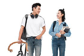 边走路边说话的青年大学生图片