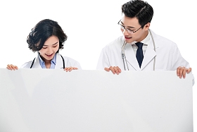青年医生拿着白板图片